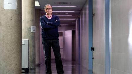 Andrés Moya, investigador: "Yo soy yo con mis microbios"