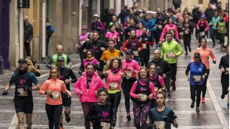 Más de 350 atletas desafían a la lluvia en la Carrera de las Mujeres