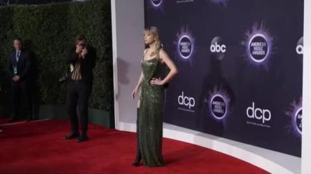 Color y extravagancias en la alfombra roja de los American Music Awards