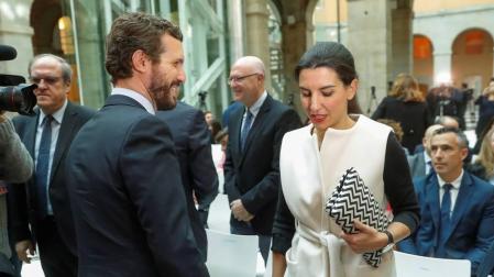 Pablo Casado, junto a Rocío Monasterio (VOX).