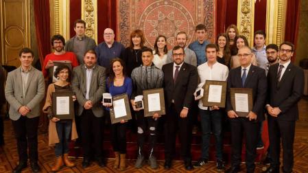Foto de grupo de los galardonados con los Premios de Juventud 2019 y autoridades