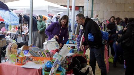 Los vendedores ofrecieron  juguetes, libros, ropa, bisutería y artículos para el hogar.