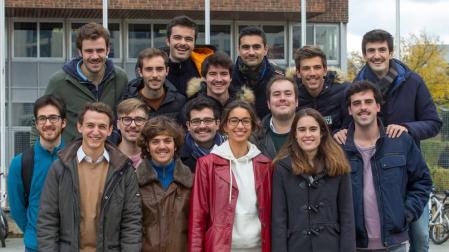 Grupo de alumnos de Medicina que se han unido al movimiento 'Movember'.