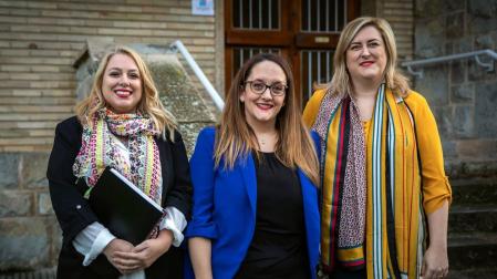 De izda a dcha: Olatz Ormaetxea (profesora de la UNED y psicoterapeuta de familia y pareja), Nahikari Sánchez (profesora de Criminología en la UNED y experta en violencia de género adolescente) y Andrea Balmaseda (psicóloga y criminóloga, directora de un centro de menores).