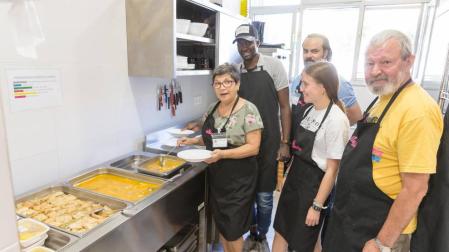 Un grupo de voluntarios de Villa Javier posa en el interior del comedor social.