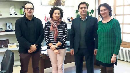 Joseba Arregui (Fundación Felipe Lecea); la consejera Mari Carmen Maeztu; el gerente de la clínica alsasuarra, Ángel Gardachal; y la gerente de la Agencia Navarra de Autonomía, Inés Francés.