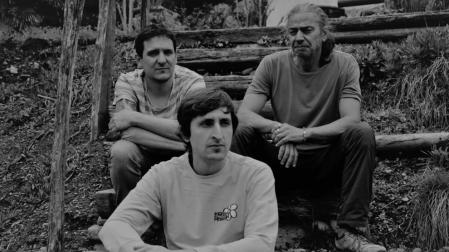 Tristtan Murgi, en primera fila. Detrás, Greg Juvin y Cedric Lepine.