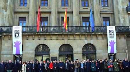 Galería de fotos de las concentraciones vividas este lunes, 25 de noviembre, en torno a la conmemoración del Día Internacional contra la violencia hacia las mujeres.