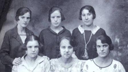 Un grupo de alpargateras roncalesas, conocidas como 'golondrinas'.