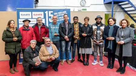La Fundación Elkarte quiso ayer hacer un homenaje a trabajadores, voluntarios y colaboradores. En la foto, con Idoia Garate, responsable de Elkarte, en primera fila y agachada; con la presidenta de Navarra, María Chivite; y la consejera de Derechos Sociales, Mª Carmen Maeztu.