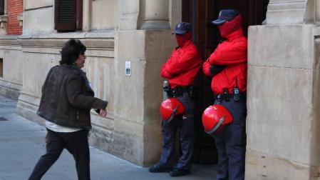 La Policía Foral del Parlamento de Navarra recupera el trabajo a tres turnos