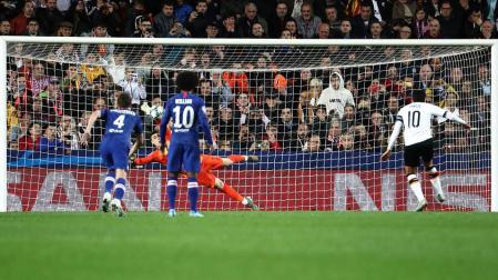 El Valencia deja los deberes para la última jornada en Amsterdam