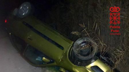 Un herido en una salida de vía con varias vueltas de campana en la NA-122, en Lerín