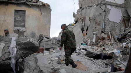 Buscan entre escombros a víctimas del seísmo en Albania, con 30 muertos