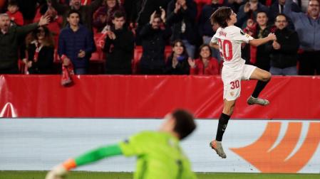 El Sevilla gana con lo justo y al final