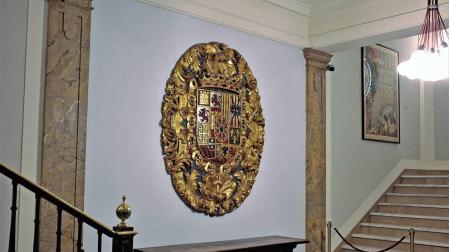 El escudo de armas de 1735 vuelve a enfrentar a Maya y Asiron