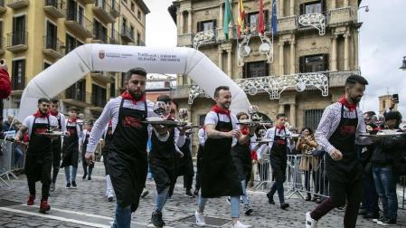 La pareja de camareros malagueños formada por Juanjo Montes y Ángel Gorrín se ha proclamado ganadora de la I Carrera de Bartenders y Camareros por el recorrido del encierro, celebrada en el marco del 66 Congreso Nacional de Bartenders y Cocktails que tiene lugar en Pamplona.