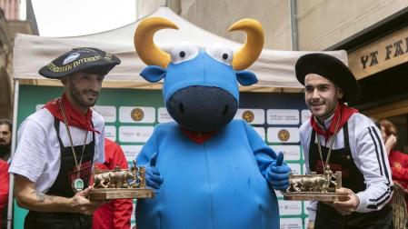 La pareja de camareros malagueños formada por Juanjo Montes y Ángel Gorrín se ha proclamado ganadora de la I Carrera de Bartenders y Camareros por el recorrido del encierro, celebrada en el marco del 66 Congreso Nacional de Bartenders y Cocktails que tiene lugar en Pamplona.