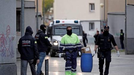 Agentes de los Mossos d'Esquadra, durante la operación en Badalona.