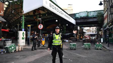 Una persona fue detendia por la Policía Metropolitana de Londres tras presuntamente haber atacado a varias personas con un herido en un incidente que la policía trata como un hecho " de índole terrorista".