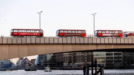 Una persona fue detendia por la Policía Metropolitana de Londres tras presuntamente haber atacado a varias personas con un herido en un incidente que la policía trata como un hecho " de índole terrorista".