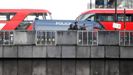 Una persona fue detendia por la Policía Metropolitana de Londres tras presuntamente haber atacado a varias personas con un herido en un incidente que la policía trata como un hecho " de índole terrorista".