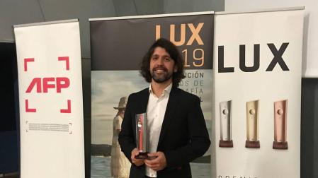 Tejedor con su premio Lux.