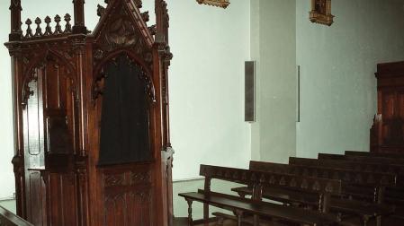 Un confesionario en una iglesia.