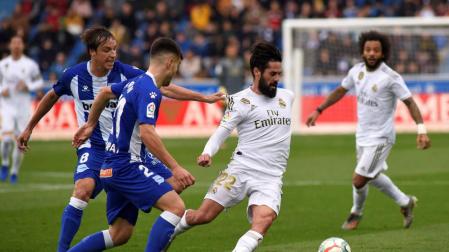 El centrocampista del Real Madrid Isco disputa el balón con el centrocampista del Deportivo Alavés Tomás Pina