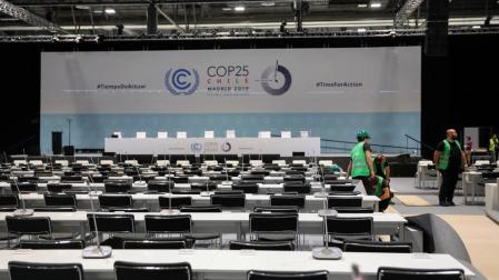 Varios operarios trabajan en el plenario de la Feria de Madrid en los preparativos de la Cumbre del Clima