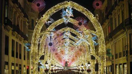 Málaga capital ya luce su alumbrado navideño y los espectáculos que sumergen a malagueños y visitantes en el ambiente de estas fechas. El actor Antonio Banderas ha sido el encargado de encender este viernes esta decoración, asegurando que todo es "es muy impresionante, verdaderamente impresionante".