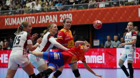 Alicia Fernández supera a las defensoras húngaras.