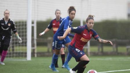 Una jugadora rojilla, en un partido en Tajonar.