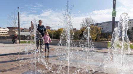 Fuente de chorros de agua ubicada en el parque.del Queiles