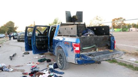 Un vehículo equipado con blindaje y un arma automática de grueso calibre usado en el tiroteo