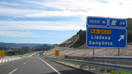 Se&ntilde;al que anuncia la entrada a Li&eacute;dena y Sang&uuml;esa desde la A-21 en sentido Jaca.