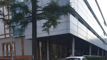 Quejas ciudadanas: las grúas que quitan sitio y contaminan en Iturrama