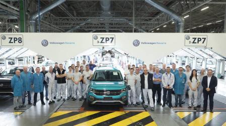 El coche 300.000 de Volkswagen Navarra, un T-Cross con destino Japón, en la línea de Revisión Final, junto a trabajadores de Producción y Calidad.
