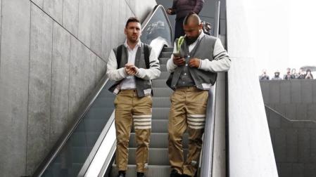 El controvertido nuevo uniforme de paseo del Barça valorado en más de 6.000€