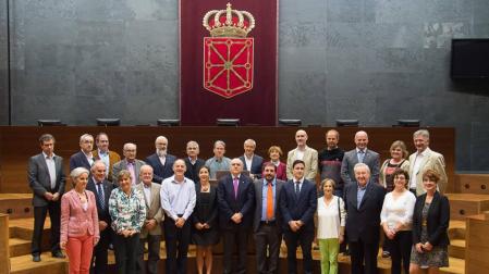 Miembros de Euskaltzaindia visitan la Cámara foral