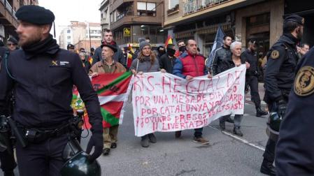 Once manifestantes a favor de los presos de Alsasua, escoltados en Calahorra