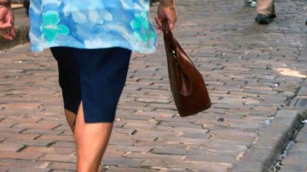 Alertan sobre robos cometidos por 'el tirón' en Pamplona