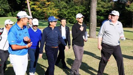 Trump y Abe debaten sobre Corea del Norte jugando a golf
