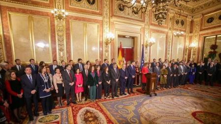 El Congreso ha acogido este viernes, 6 de diciembre, el acto central del cuadragésimo primer aniversario de la aprobación en referéndum de la Constitución de 1978, una ceremonia en la que se han estrenado sus anfitrionas, las presidentas del Congreso, Meritxell Batet, y del Senado, Pilar Llop, así como parlamentarios elegidos por primera vez el 28 de abril o el 10 de noviembre y presidentes autonómicos que apenas llevan medio año en el cargo.