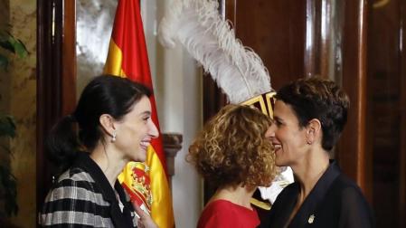 El Congreso ha acogido este viernes, 6 de diciembre, el acto central del cuadragésimo primer aniversario de la aprobación en referéndum de la Constitución de 1978, una ceremonia en la que se han estrenado sus anfitrionas, las presidentas del Congreso, Meritxell Batet, y del Senado, Pilar Llop, así como parlamentarios elegidos por primera vez el 28 de abril o el 10 de noviembre y presidentes autonómicos que apenas llevan medio año en el cargo.