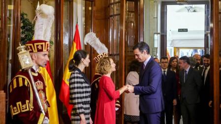 El Congreso ha acogido este viernes, 6 de diciembre, el acto central del cuadragésimo primer aniversario de la aprobación en referéndum de la Constitución de 1978, una ceremonia en la que se han estrenado sus anfitrionas, las presidentas del Congreso, Meritxell Batet, y del Senado, Pilar Llop, así como parlamentarios elegidos por primera vez el 28 de abril o el 10 de noviembre y presidentes autonómicos que apenas llevan medio año en el cargo.