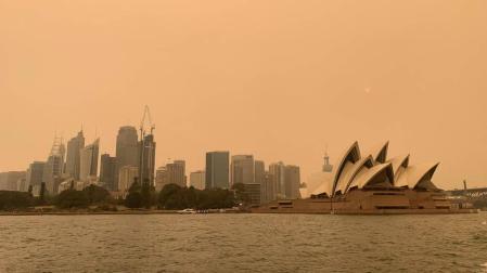 Sídney se ha visto afectada por una espesa capa de humo del centenar de incendios que arden en la costa este de Australia