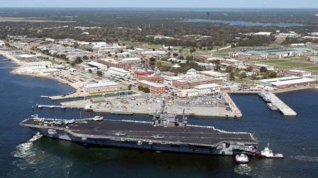 Confirman dos muertes en un tiroteo en una base naval en Florida