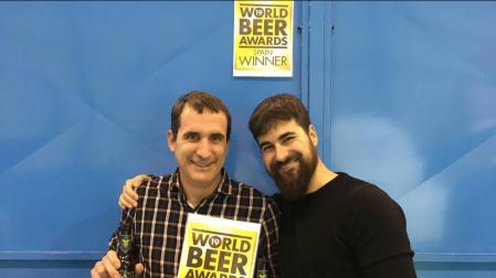 Asier Aguirre y David Salinas, los dos socios y fundadores de Pamplona Brewing SL (cerveza artesana Morlaco) con el premio WBA 2019 y la cerveza premiada en las manos