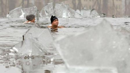 Una nueva investigación afirma que la inmersión en agua fría disminuye la generación de proteínas en los músculos